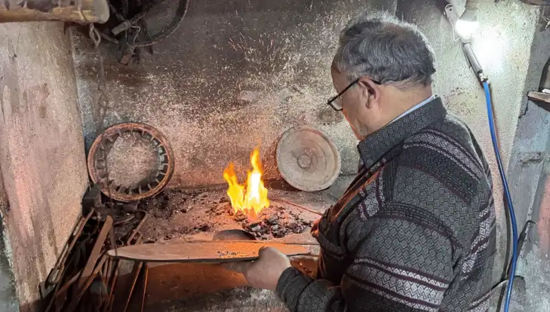 Baba Mesleğini 20 Metrekarelik Dükkanında Yaşatan Yürekler Ağlatan Hikaye