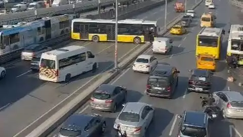 İETT Otobüsünün Karıştığı Kazada Trafik Kilitlendi, Şok Edici Görüntüler Ortaya Çıktı