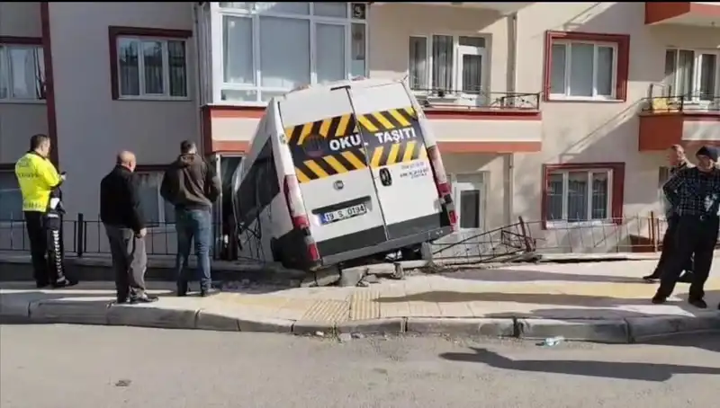 Okul Servisi Kaza Yaptı: Balkona Girdi, İki Öğrenci Yaralı