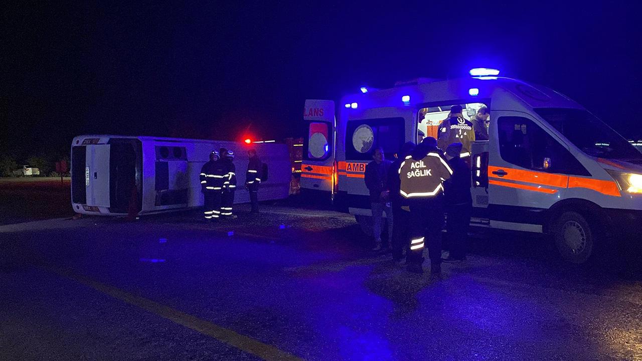 Cenaze midibüsü devrildi: 1 ölü, 23 yaralı