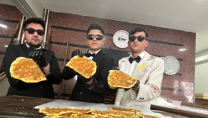 Takım Elbiseli Fırıncılar: Şaşkınlık ve Hayranlık İle Takip Ediliyor