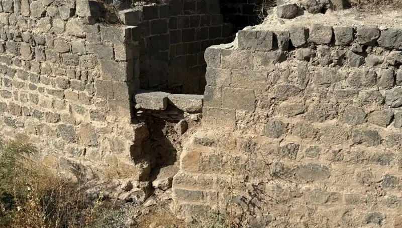Diyarbakır'da Saint George Kilisesi'ne Ait Tarihi Kitabe, Hamam İddialarını Çürütüyor