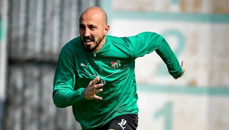 Milli Futbolcunun Kariyerine 2. Lig'de Devam Etme İhtimali Tüm Gözleri Üzerine Çekiyor