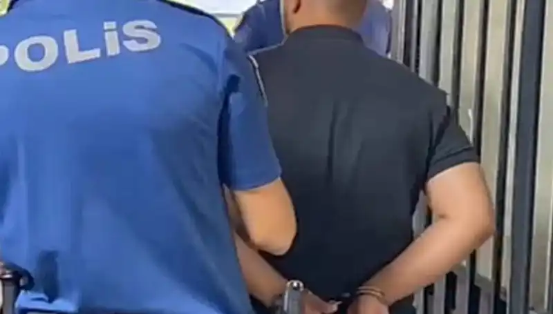 İzmir'de Polise Saldıran Şahıs Tutuklandı: Olayın Detayları Ortaya Çıktı