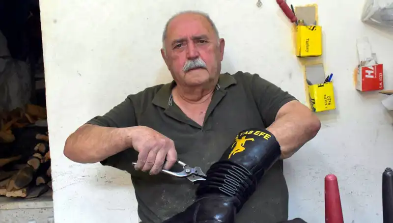 Tireli Hasan Usta’nın Eşsiz Zanaatı: 64 Yıldır Elle Yapıyor