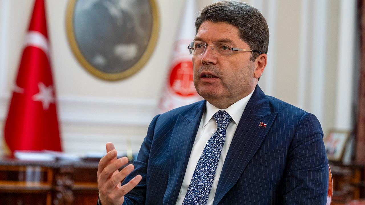 Adalet Bakanı Tunç korsan metinleri sert biçimde eleştirdi.