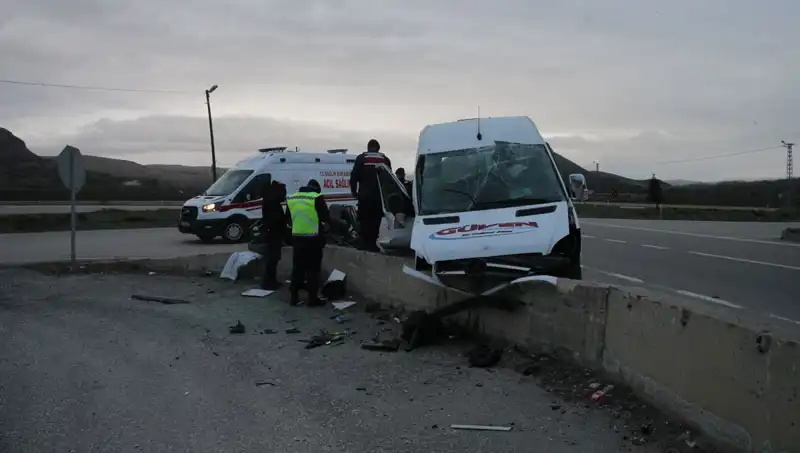 İşçi Servisi İştan Duvarına Çarptı: Korkutan Kaza Detayları Ortaya Çıktı!