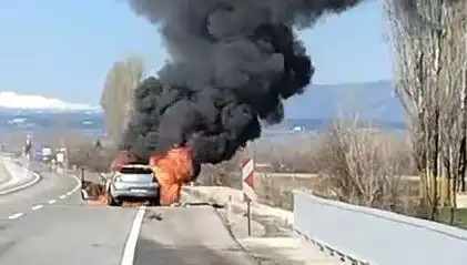Kütahya'da Seyir Halindeki Otomobil Alev Alev Yandı: Sürücü Ne Ölçüde Tehlike Altında Kaldı?