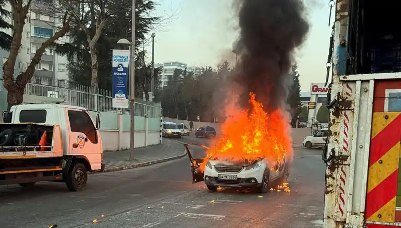 Korku Dolu Anlar: Alev Alan Araç, Diğer Otomobillere Çarptı