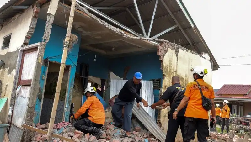 Endonezya'da 5,7 Büyüklüğünde Deprem: 8 Ev Çöktü, Vatandaşlar Panik İçinde!