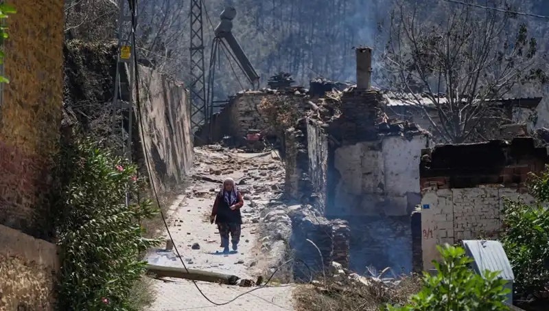 İzmir ve Bilecik'teki Yangınlar: 415 Bina Yok Oldu, Nedenleri ve Sonuçları