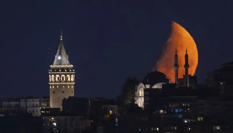 İstanbul’un Gece Gökyüzünde Büyüleyici Yarım Ay Manzarası