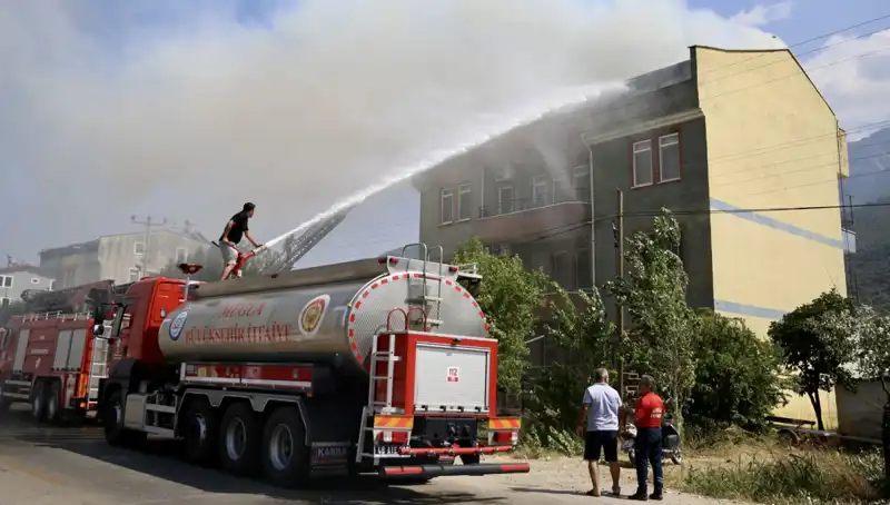 Çatı Katında Meydana Gelen Yangın, İkamette Korku Dolu Anlar Yaşattı