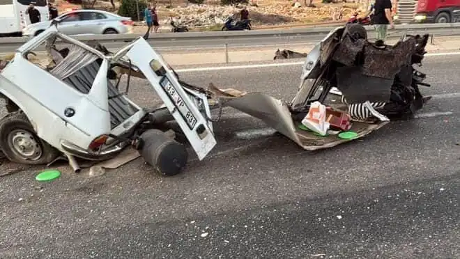 Bariyere Çarpan Araçta Feci Kaza: Bir Ölüm, Bir Yaralı