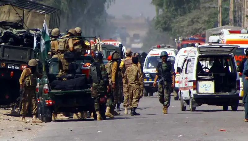 Pakistan'da Camiye Bombalı Saldırı: Dört Kişi Yaralandı, Olayın Sebepleri Araştırılıyor