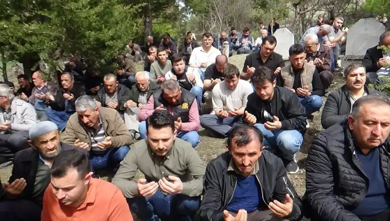 Küçük Bir Köyün Kalbini Kazanan Adam: Sonsuz Sevgiyle Uğurlanıyor