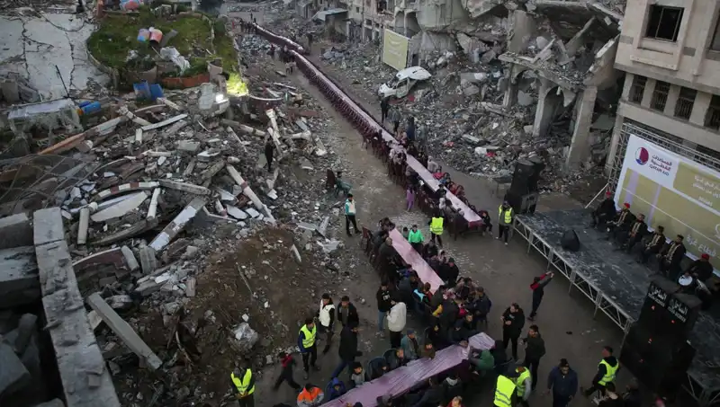Gazze'de Yıkım Ortasında İftar: Yaşam Mücadelesi ve Dayanışma