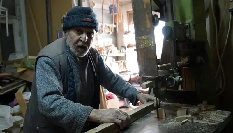 87 Yaşında Hayallerinin Peşinden Koşan Usta: El Emeğiyle Geçmişi Yaşatıyor