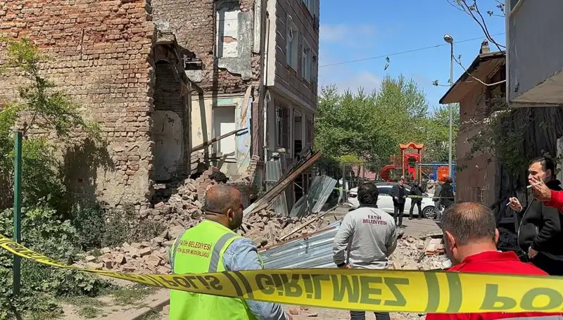 ** Fatih'te Deprem Sonrası Çöken Bina Alarm Verdi: İhmal ve Güvenlik Sorunları Üzerine Tartışmalar Başladı**