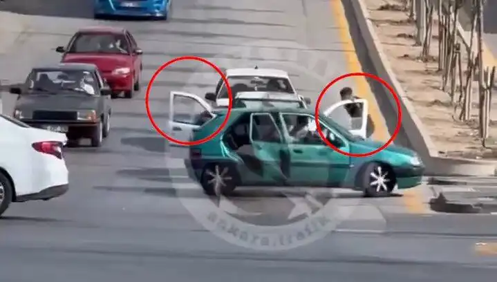 Trafikte Bıçak ve Kılıçlarla Saldırı: Olayda Gözaltılar Gerçekleşti!