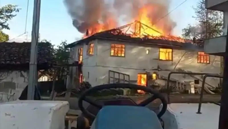 İki Katlı Evde Çıkan Yangın: Mahallede Panik DeğİL, Kurtarma Mücadelesi
